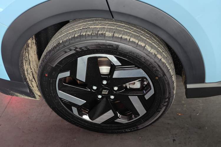 Used Baojun Yunhai 2024 600km Pure Electric Version Right Rear Wheel Hub