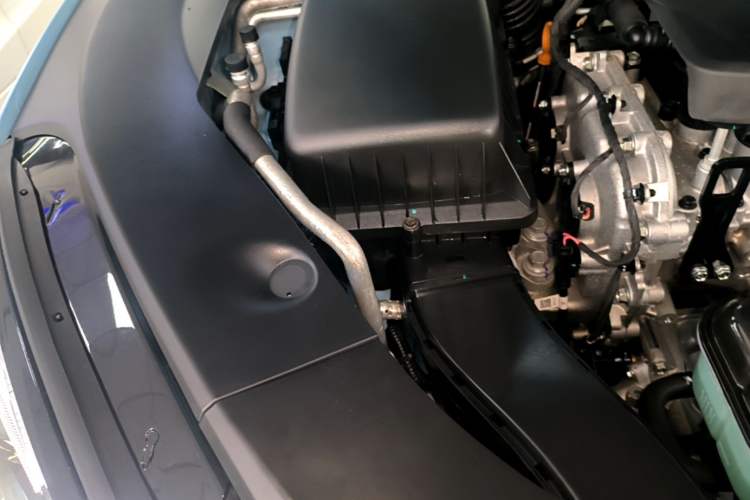 Used Baojun Yunhai 2024 140km Plug-in Hybrid Version Engine Bay Right