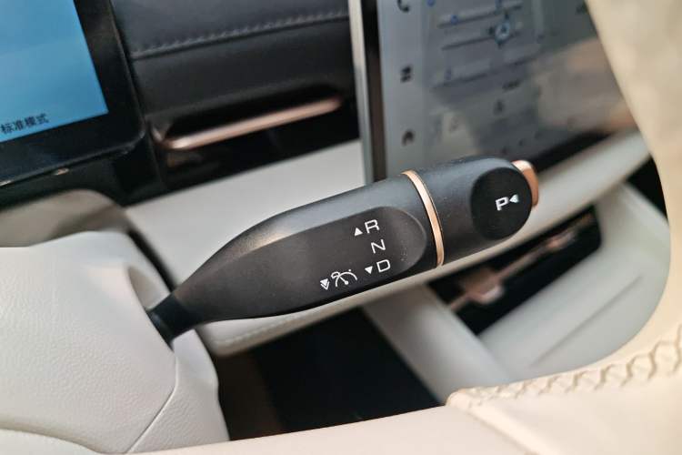 Used Baojun Yunhai 2024 600km Pure Electric Version Gear Lever