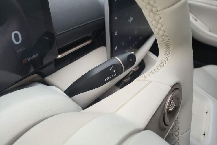 Used Baojun Yunhai 2024 600km Pure Electric Version Gear Lever
