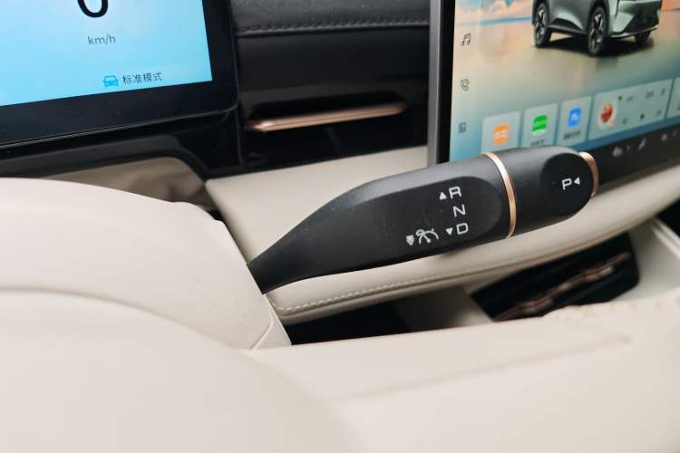 Used Baojun Yunhai 2024 600km Pure Electric Version Gear Lever