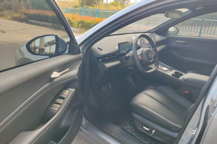 Used Baojun Yunhai 2024 140km Plug-in Hybrid Version Interior 3