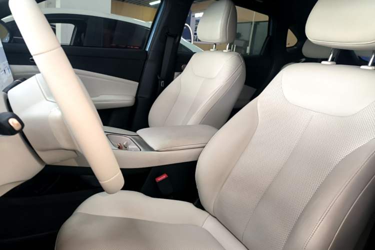 Used Baojun Yunhai 2024 140km Plug-in Hybrid Version Left Front Seat