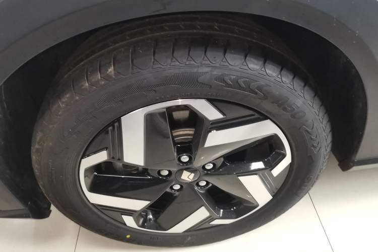 Used Baojun Yunhai 2024 600km Pure Electric Version Left Front Wheel Hub