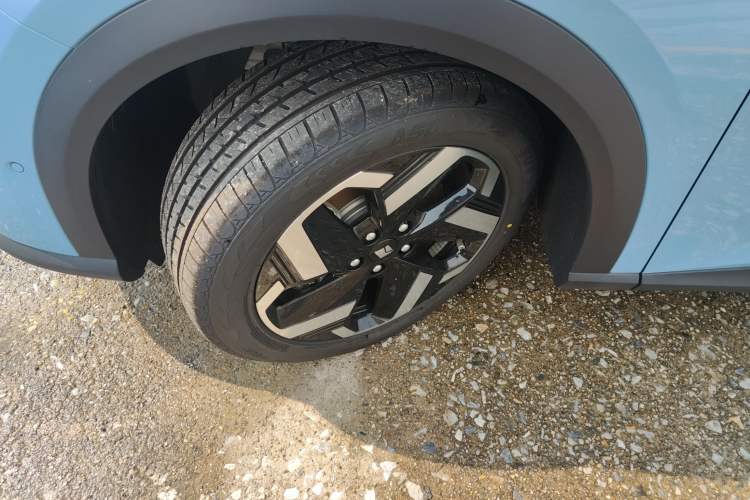 Used Baojun Yunhai 2024 140km Plug-in Hybrid Version Left Front Wheel Hub