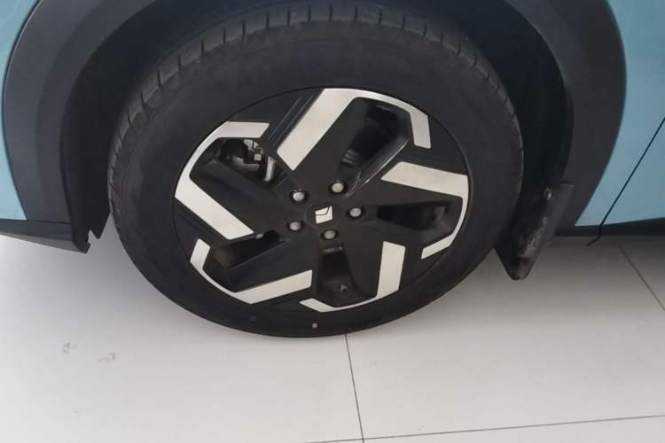 Used Baojun Yunhai 2024 600km Pure Electric Version Left Front Wheel Hub
