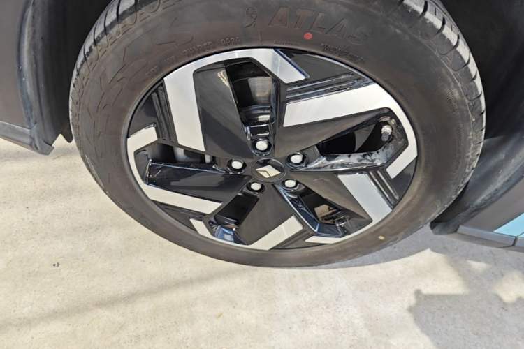 Used Baojun Yunhai 2024 600km Pure Electric Version Left Front Wheel Hub