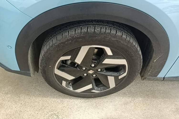 Used Baojun Yunhai 2024 600km Pure Electric Version Left Front Wheel Hub