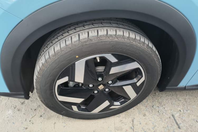 Used Baojun Yunhai 2024 600km Pure Electric Version Left Front Wheel Hub