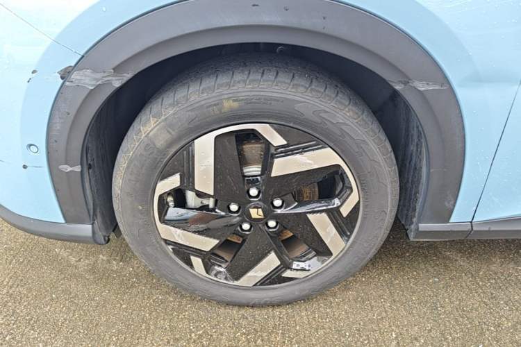 Used Baojun Yunhai 2024 140km Plug-in Hybrid Version Left Front Wheel Hub