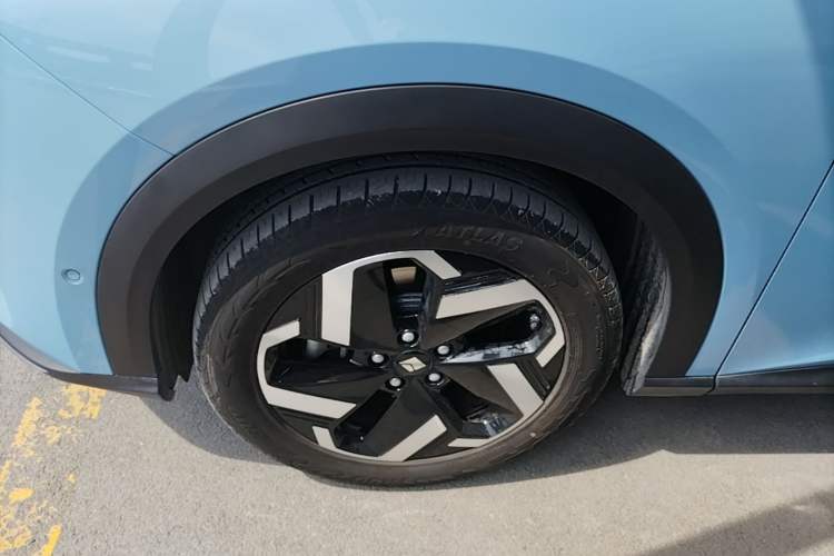 Used Baojun Yunhai 2024 600km Pure Electric Version Left Front Wheel Hub
