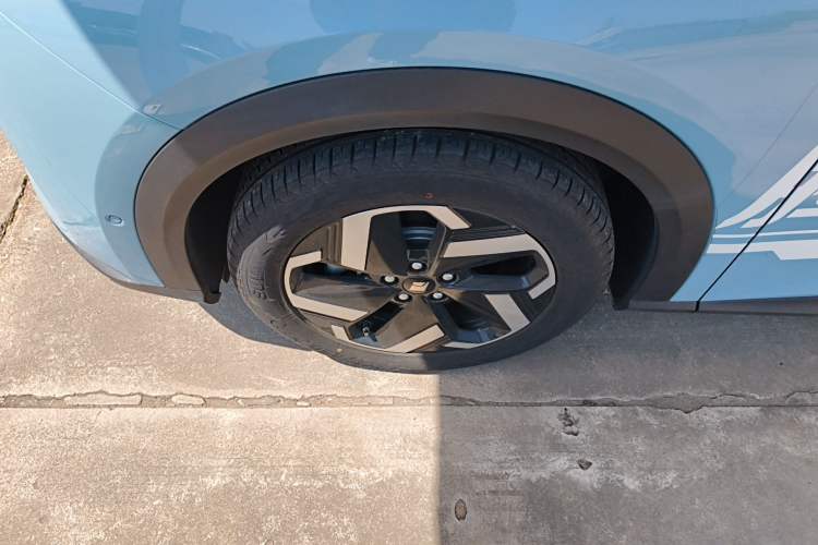 Used Baojun Yunhai 2024 600km Pure Electric Version Left Front Wheel Hub