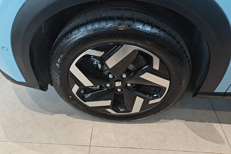 Used Baojun Yunhai 2024 600km Pure Electric Version Left Front Wheel Hub