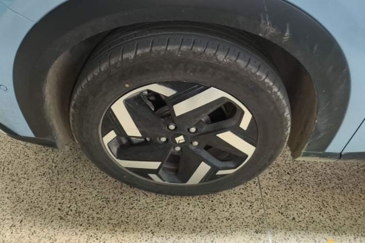 Used Baojun Yunhai 2024 600km Pure Electric Version Left Front Wheel Hub