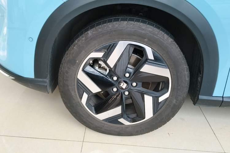 Used Baojun Yunhai 2024 500km Pure Electric Version Left Front Wheel Hub