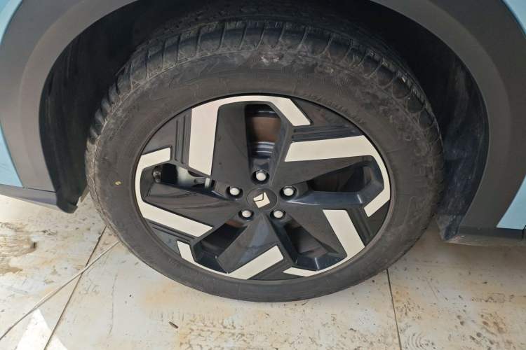 Used Baojun Yunhai 2024 600km Pure Electric Version Left Front Wheel Hub