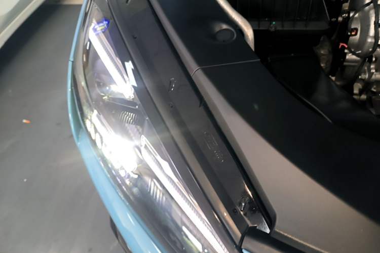 Used Baojun Yunhai 2024 140km Plug-in Hybrid Version Right Front Headlight