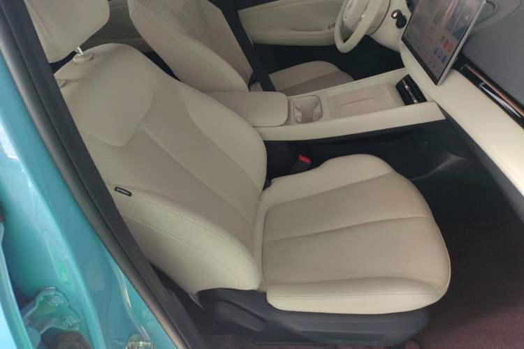 Used Baojun Yunhai 2024 140km Plug-in Hybrid Version Right Front Seat