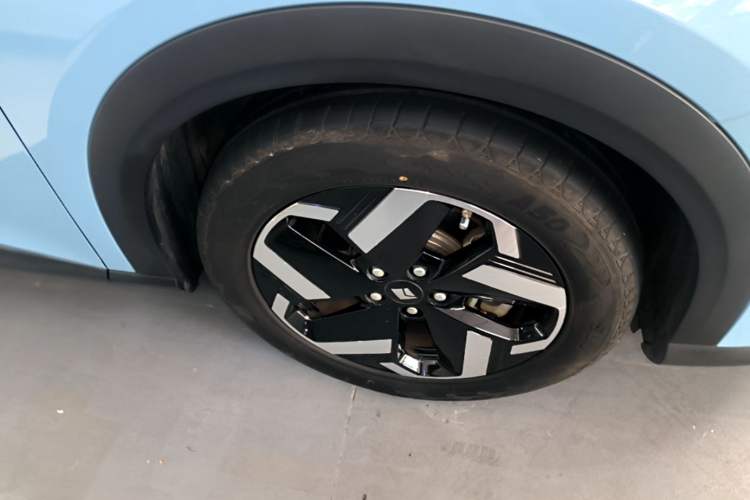 Used Baojun Yunhai 2024 140km Plug-in Hybrid Version Right Front Wheel Hub
