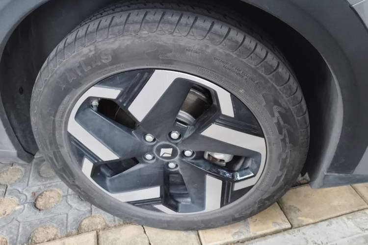Used Baojun Yunhai 2024 500km Pure Electric Version Right Front Wheel Hub