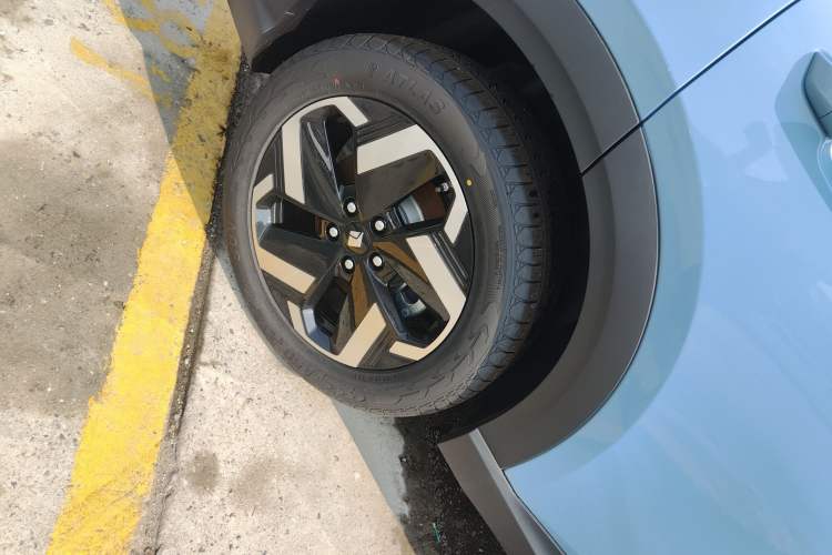 Used Baojun Yunhai 2024 140km Plug-in Hybrid Version Right Rear Wheel Hub