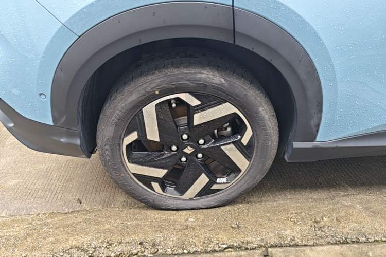 Used Baojun Yunhai 2024 140km Plug-in Hybrid Version Right Rear Wheel Hub