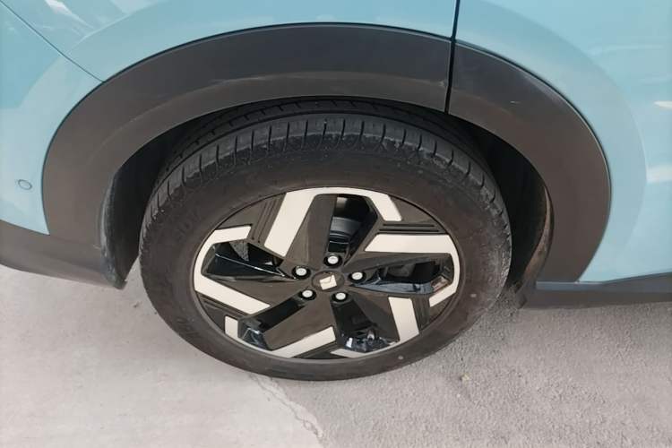 Used Baojun Yunhai 2024 600km Pure Electric Version Right Rear Wheel Hub