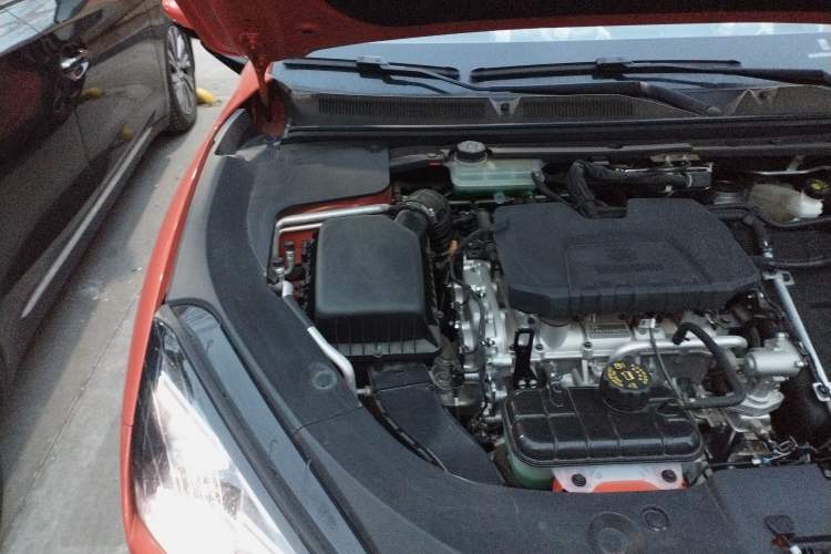 Used Baojun Yunhai 2024 140km Plug-in Hybrid Version Engine Bay Right
