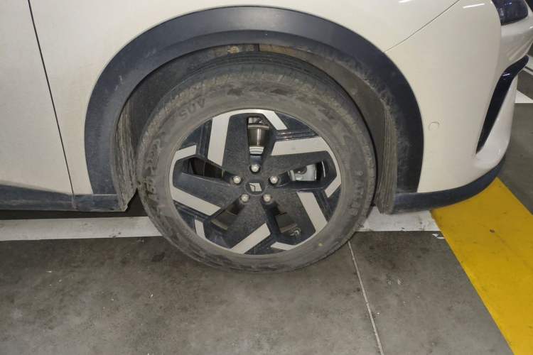 Used Baojun Yunhai 2024 140km Plug-in Hybrid Version Right Front Wheel Hub