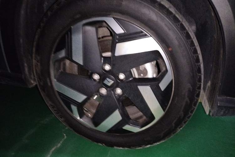 Used Baojun Yunhai 2024 600km Pure Electric Version Right Front Wheel Hub