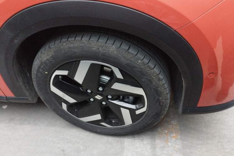 Used Baojun Yunhai 2024 140km Plug-in Hybrid Version Right Front Wheel Hub