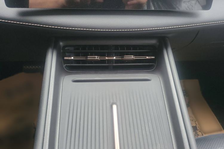 Used Baojun Yunhai 2024 140km Plug-in Hybrid Version Audio And AC Panel