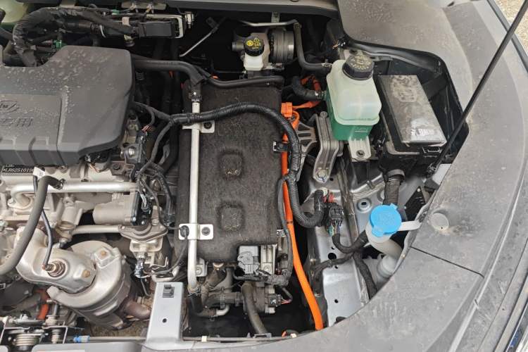 Used Baojun Yunhai 2024 140km Plug-in Hybrid Version Engine Bay Left