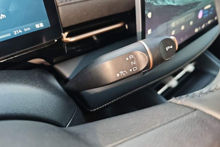 Used Baojun Yunhai 2024 140km Plug-in Hybrid Version Gear Lever