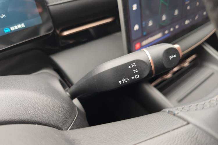 Used Baojun Yunhai 2024 600km Pure Electric Version Gear Lever