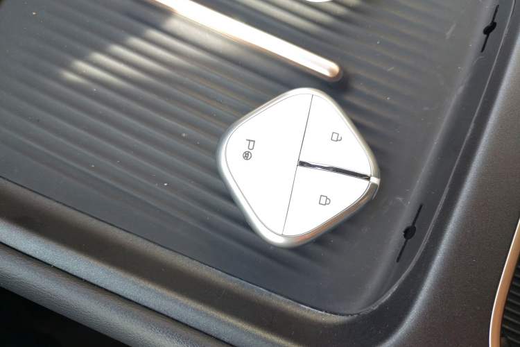 Used Baojun Yunhai 2024 140km Plug-in Hybrid Version Interior 1