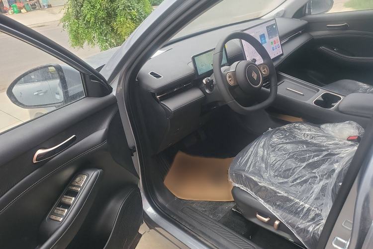 Used Baojun Yunhai 2024 140km Plug-in Hybrid Version Interior 2