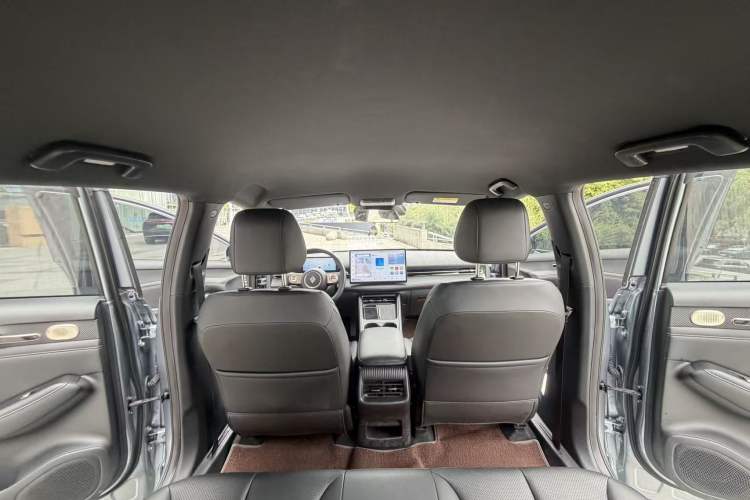 Used Baojun Yunhai 2024 140km Plug-in Hybrid Version Interior 5