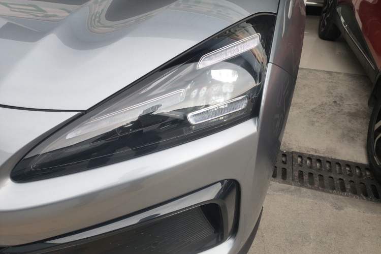 Used Baojun Yunhai 2024 140km Plug-in Hybrid Version Left Front Headlight