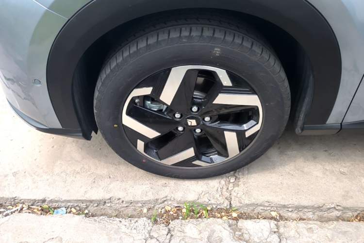 Used Baojun Yunhai 2024 500km Pure Electric Version Left Front Wheel Hub