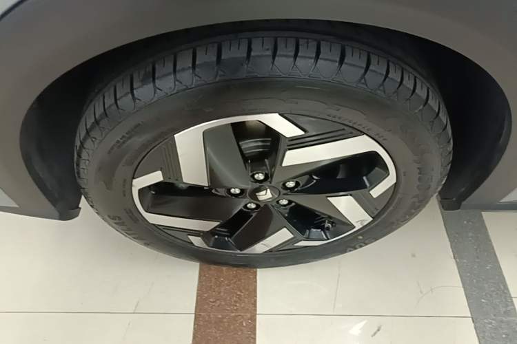Used Baojun Yunhai 2024 600km Pure Electric Version Left Front Wheel Hub
