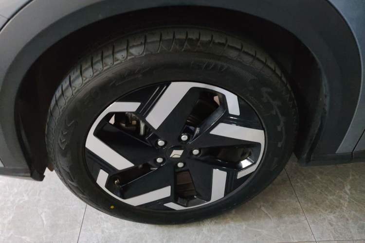 Used Baojun Yunhai 2024 600km Pure Electric Version Left Front Wheel Hub
