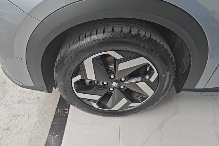 Used Baojun Yunhai 2024 600km Pure Electric Version Left Front Wheel Hub