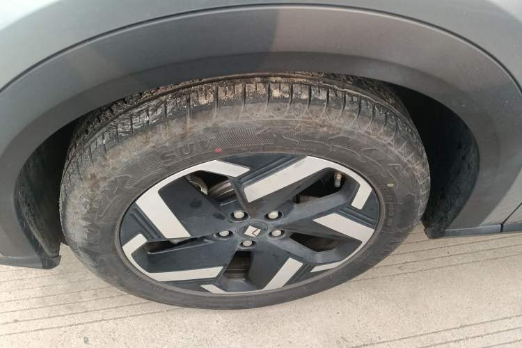 Used Baojun Yunhai 2024 600km Pure Electric Version Left Front Wheel Hub