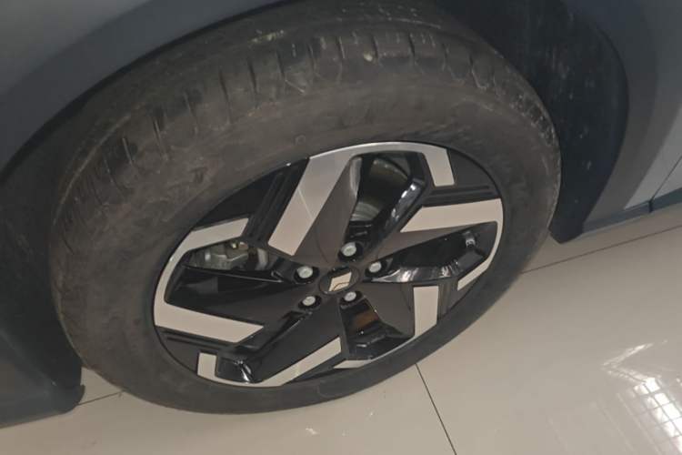 Used Baojun Yunhai 2024 140km Plug-in Hybrid Version Left Front Wheel Hub