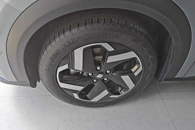 Used Baojun Yunhai 2024 600km Pure Electric Version Left Front Wheel Hub