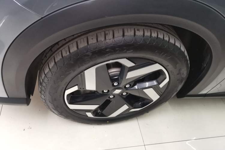 Used Baojun Yunhai 2024 140km Plug-in Hybrid Version Left Front Wheel Hub