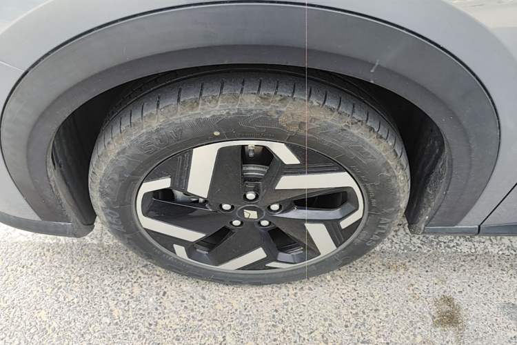 Used Baojun Yunhai 2024 140km Plug-in Hybrid Version Left Front Wheel Hub