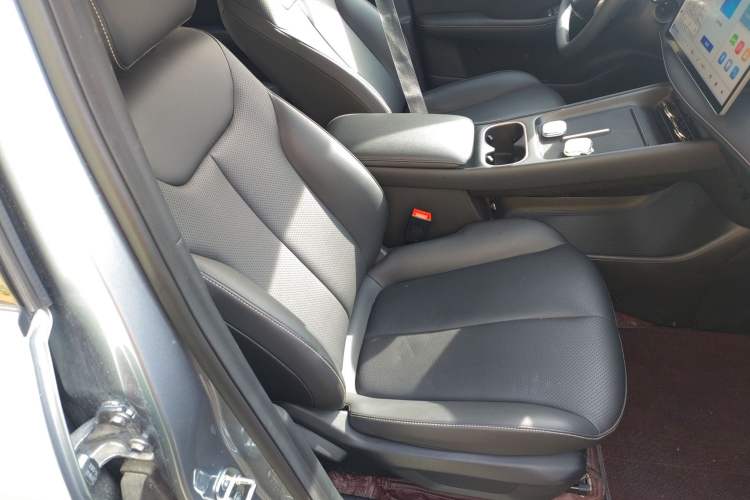 Used Baojun Yunhai 2024 140km Plug-in Hybrid Version Right Front Seat