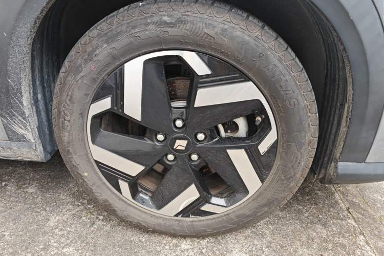 Used Baojun Yunhai 2024 140km Plug-in Hybrid Version Right Front Wheel Hub